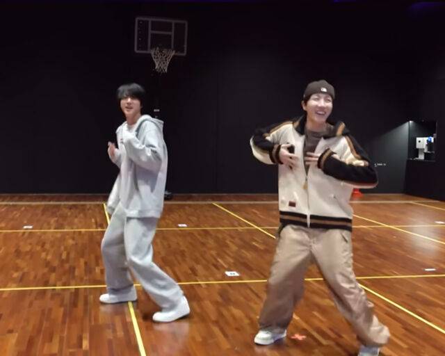 제이홉의 'Sweet Dreams' 춤을 같은 멤버 진이 열심히 추고 있다. / 유튜브 '방탄TV' 캡처