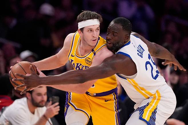 드레이먼드 그린을 상대하는 오스틴 리브스. 연합뉴스