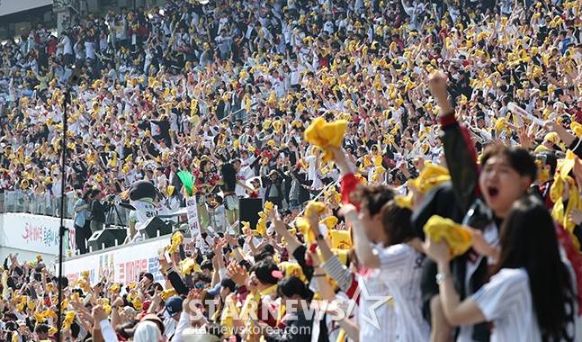 LG 잠실야구장을 가득 메운 만원관중. /사진=김진경 대기자