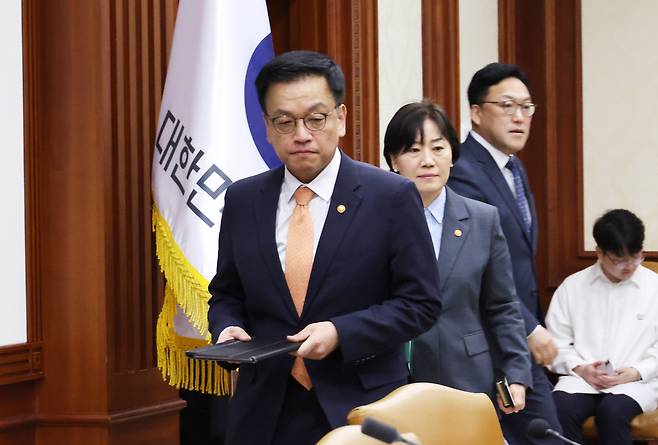 최상목 부총리 겸 기획재정부 장관이 4월 2일 정부서울청사에서 열린 경제관계장관회의에 참석하고 있다. 연합뉴스