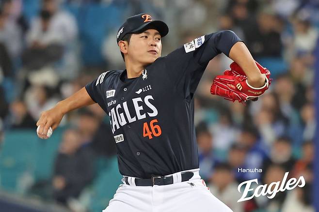 4일 대구삼성라이온즈파크에서 열린 2025 신한 SOL Bank KBO리그 한화 이글스와 삼성 라이온즈의 경기, 한화는 삼성에 완패를 당하며 4연패 수렁에 빠졌다. 한화 이태양이 역투하고 있다. 한화 이글스