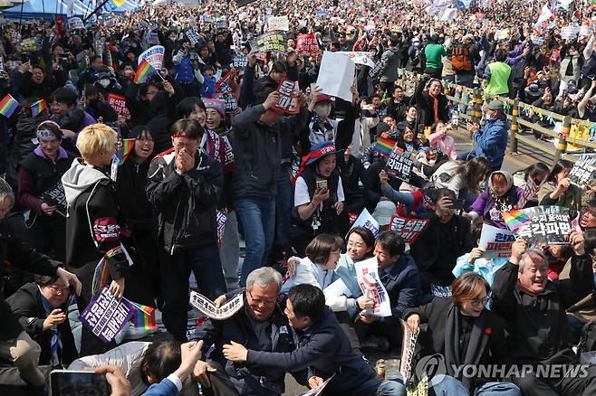 탄핵 인용, 기뻐하는 시민들 (서울=연합뉴스) 류영석 기자 = 헌법재판소가 윤석열 대통령 탄핵 사건에 대해 인용을 선고한 4일 서울 종로구 안국동 일대에서 탄핵에 찬성한 시민들이 기뻐하고 있다. 2025.4.4 ondol@yna.co.kr