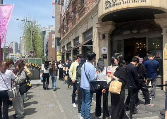 성심당 본점 부띠끄매장에서 빵을 사기 위해 줄을 서 기다리는 모습. (사진=뉴스1)