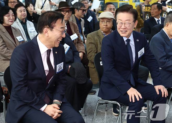 이재명 더불어민주당 대표가 23일 오전 서울 여의도 국회 의원회관에서 열린 '다큐멘터리 1923 간토대학살 사진전'에 참석, 김윤덕 사무총장과 대화하고 있다. 2024.10.23/뉴스1 ⓒ News1 김민지 기자