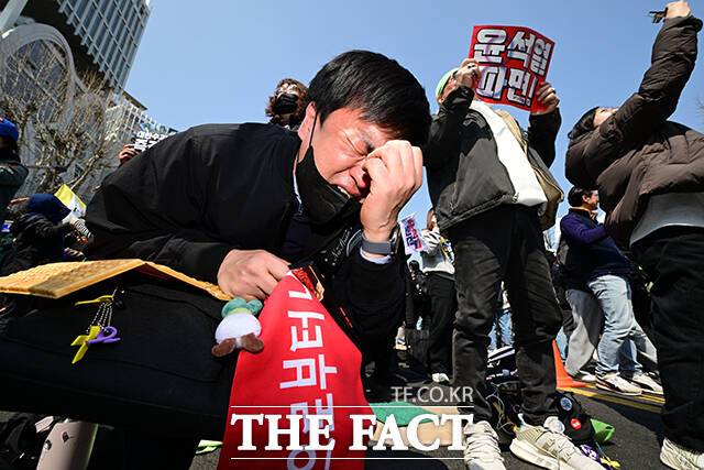 윤석열 전 대통령의 파면 결정이 이뤄지자 한 시민이 주저앉아 포효하고 있다. /안국역= 남윤호 기자