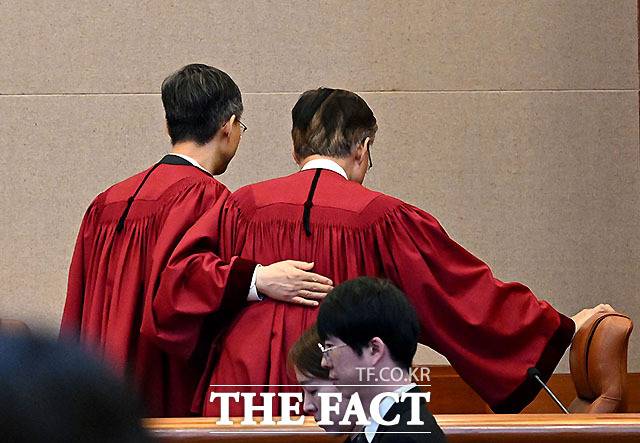 문형배 헌법재판소장 직무대행(왼쪽)이 4일 오전 서울 종로구 헌법재판소 대심판정에서 윤석열 대통령 탄핵심판 인용 결정을 선고 한 뒤 김형두 재판관과 함께 법정을 나가고 있다. /사진공동취재단