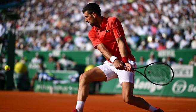 클레이코트에서 경기하는 노박 조코비치. ATP 투어