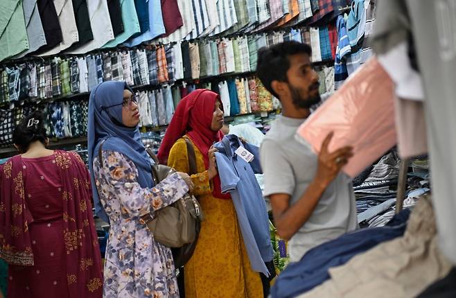 4월 3일 방글라데시 다카의 의류 시장 모습. 방글라데시는 37%의 관세를 부과받게 됐다. 예일대 예산연구소는 이런 의류 수출국에 대한 높은 관세율은 미국 내 의류 가격을 17% 끌어올릴 거라고 내다봤다. AP 뉴시스