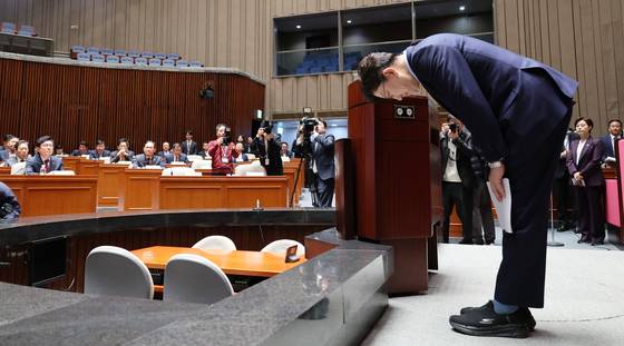 권성동 국민의힘 원내대표가 윤석열 전 대통령이 파면된 4일 서울 여의도 국회에서 열린 의원총회에서 발언에 앞서 인사하고 있다. 뉴시스