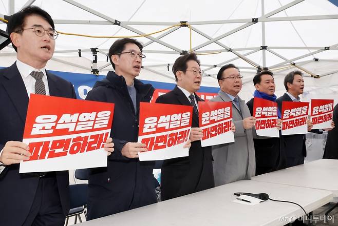 박용진 전 의원(왼쪽부터), 김경수 전 경남지사, 이재명 더불어민주당 대표, 김부겸 전 국무총리, 이광재 전 국회 사무총장, 임종석 전 대통령 비서실장이 12일 서울 광화문 앞 민주당 천막농성장에서 열린 국난극복을 위한 시국간담회에서 참석자들과 함께 구호를 외치고 있다. (공동취재) 2025.3.12/뉴스1 Copyright (C) 뉴스1. All rights reserved. 무단 전재 및 재배포, AI학습 이용 금지. /