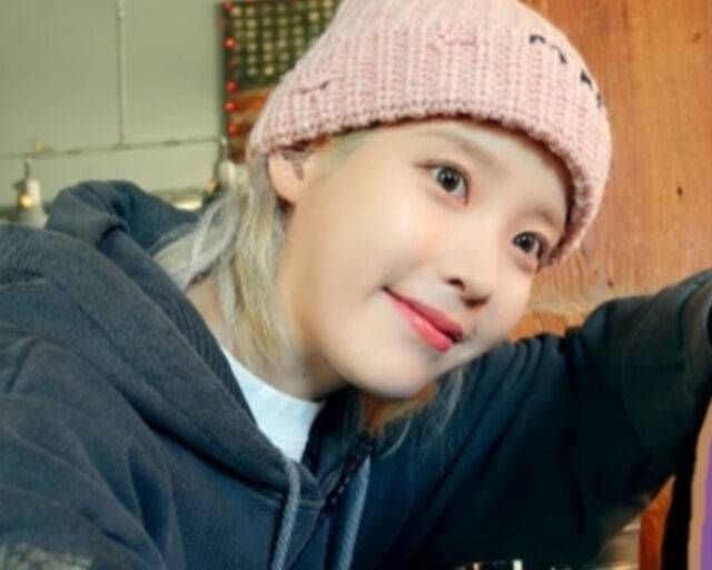 아이유가 남동생과 인증샷을 찍고 있다. / 유튜브 '이지금' 캡처