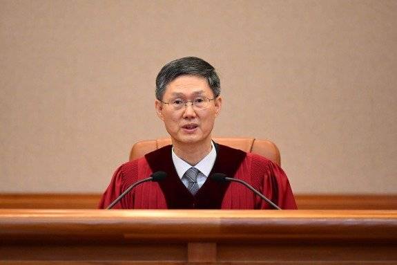 4월 4일 오전 서울 종로구 헌법재판소 대심판정에서 문형배 헌재소장 권한대행이 윤석열 대통령 탄핵심판 결정문을 낭독하고 있다. 뉴시스