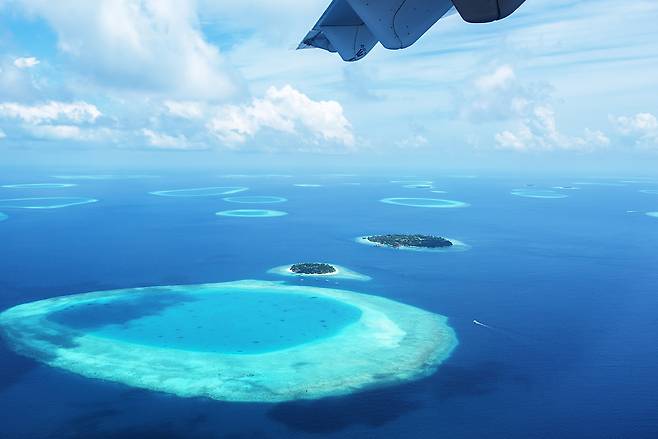 국내선 비행기에서 내려다 본 몰디브 섬. 사진제공|팜투어