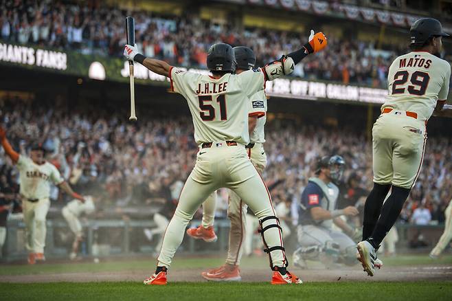 ▲ 이정후는 5일(한국시각) 미국 캘리포니아주 샌프란시스코 오라클파크에서 열린 2025 메이저리그 시애틀 매리너스 경기에 3번 타자 중견수로 선발 출전해 6타수 1안타 1타점 1도루 1득점 2삼진으로 경기를 마쳤다. 5경기 연속 안타. ⓒ연합뉴스/AP