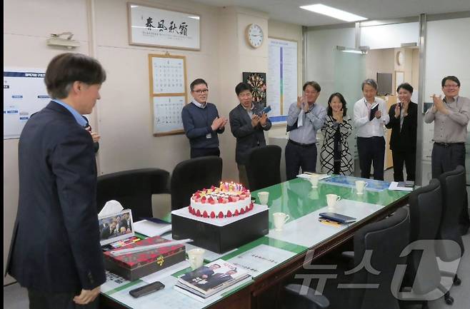 조국 전 조국혁신당 대표가 청와대 민정수석시절이던 2018년 4월 6일 53번째 생일을 맞는 모습. 조 전 대표는 6일 서울남부교도소에서 환갑을 맞았다. (SNS 갈무리) ⓒ 뉴스1