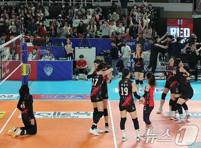 6일 오후 대전 중구 충무체육관에서 열린 프로배구 '2024-2025 도드람 V리그' 여자부 챔피언결정전 4차전, 정관장과 흥국생명의 경기에서 5세트 접전 끝에 승리하며 승부를 원점으로 만든 정관장 선수들이 기뻐하고 있다. 2025.4.6/뉴스1 ⓒ News1 박정호 기자