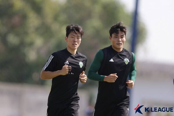 전북현대 강상윤(왼쪽)과 박진섭. 사진┃한국프로축구연맹