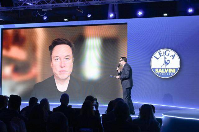 미국 전기차 업체 테슬라 최고경영자(CEO)이자 도널드 트럼프 행정부 정부효율부(DOGE) 수장인 일론 머스크(왼쪽)가 5일 이탈리아 피렌체에서 열린 이탈리아 극우 정당 ‘동맹(Lega)’ 행사에 화상 연설자로 등장해 마테오 살비니 동맹 대표 겸 부총리와 대화하고 있다. 피렌체=EPA 연합뉴스