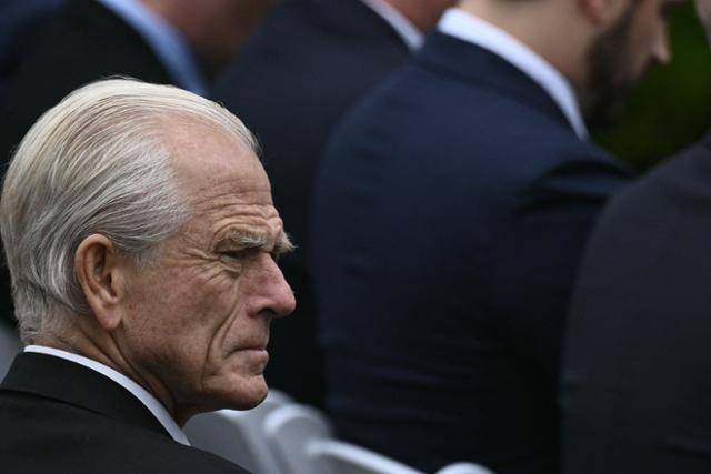 피터 나바로 미국 백악관 무역·제조업 담당 고문이 2일 워싱턴 백악관 로즈가든에서 열린 ‘미국을 다시 부유하게’ 행사에 참석해 자리에 앉아 있다. 도널드 트럼프 대통령은 이날 행사 연설을 통해 사실상 전 세계가 대상인 상호관세 부과 계획을 발표했다. 워싱턴=AFP 연합뉴스