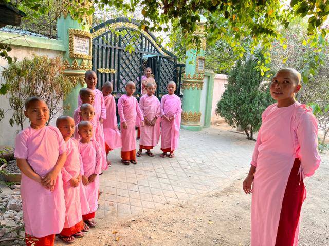 지난달 28일 발생한 미얀마 규모 7.7 강진의 '진앙'으로 꼽히는 사가잉에서 3일 여승 응에가 당시 피해 상황을 설명하고 있다. 그는 30여 명의 동자승과 함께 생활하는 데, 건물이 기울면서 현재 마당에서 지내고 있다. 사가잉=허경주 특파원