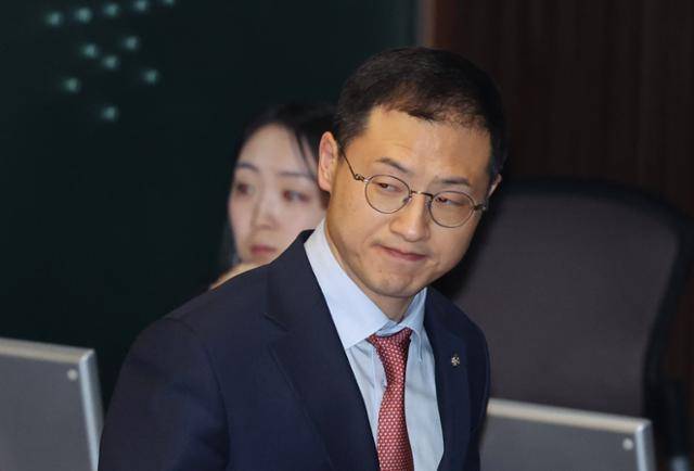 김상욱 국민의힘 의원이 지난 2일 서울 여의도 국회에서 열린 제423회 국회(임시회) 제3차 본회의에서 마은혁 헌법재판관 임명 촉구 결의안 상정 후 본회의장을 나가고 있다. 뉴시스