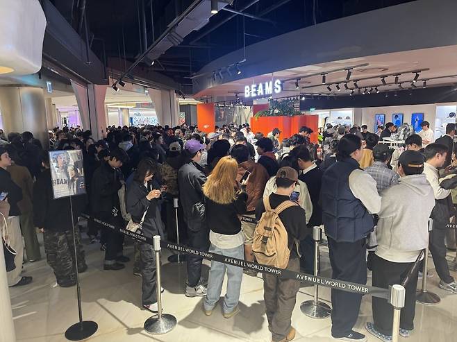 4일 오전 10시 서울 신천동 에비뉴엘 잠실점 지하 1층 '빔스' 팝업스토어 입구에서 소비자들이 입장하기 위해 줄을 서 있다. / 사진=롯데백화점 제공