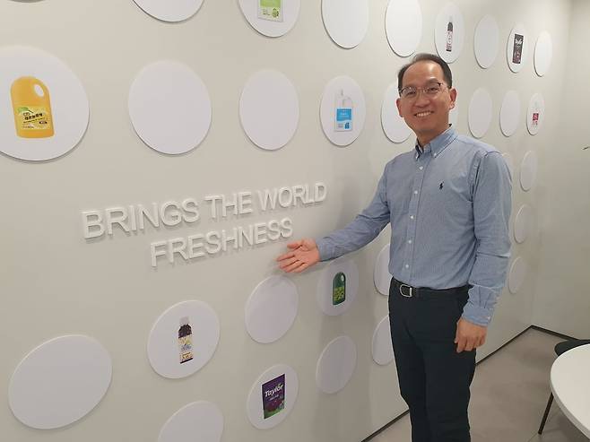 허정희 이사가 주요 제품들을 소개하고 있다. 윤현주 기자