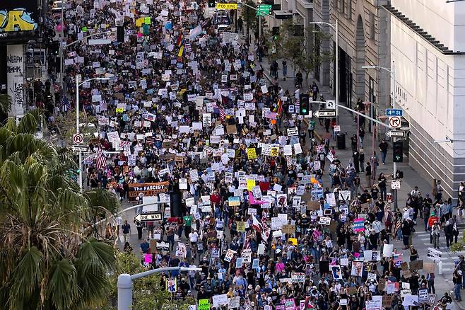 5일(현지시간) 미국 로스앤젤레스(LA)에서 벌어진 트럼프 반대 시위. AFP연합뉴스