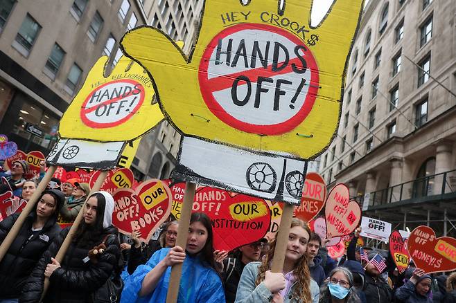 5일(현지시간) 미국 뉴욕 맨해튼에서 벌어진 트럼프 반대 시위. 로이터연합뉴스