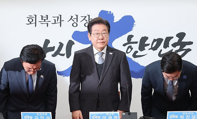 인사하는 이재명 대표. 더불어민주당 이재명 대표가 4일 서울 여의도 국회에서 헌법재판소의 윤석열 대통령 파면 선고에 대한 입장을 밝히기에 앞서 인사하고 있다. / 사진=연합뉴스