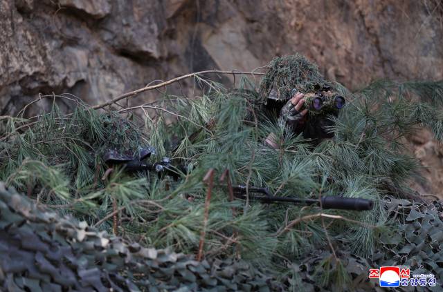 김정은 북한 국무위원장이 지난 4월 4일 특수작전부대 훈련기지를 방문하고 종합훈련을 지도했다고 조선중앙통신이 5일 보도했다. 조선중앙통신·연합뉴스