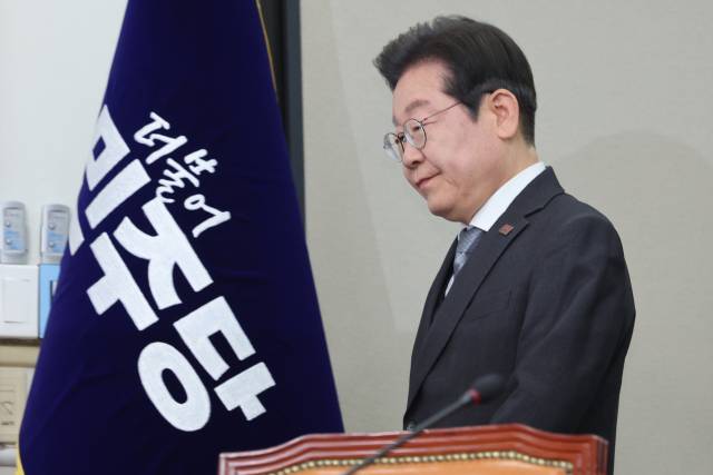 이재명 더불어민주당 대표가 4일 국회에서 헌법재판소의 윤석열 전 대통령 파면 선고에 대한 입장을 밝히기 위해 회의장으로 들어서고 있다. 연합뉴스