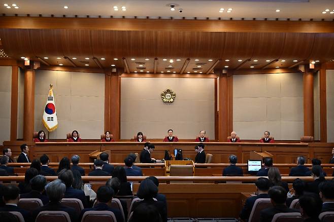 4월4일 서울 종로구 헌법재판소 대심판정에 윤석열 탄핵 사건 선고를 위해 헌법재판관들이 입장했다.ⓒ사진공동취재단
