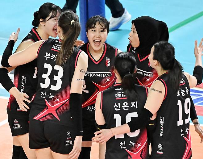 6일 대전 충무체육관에서 열린 흥국생명과의 챔피언결정전 4차전에서 환호하는 정관장 선수들. KOVO 제공