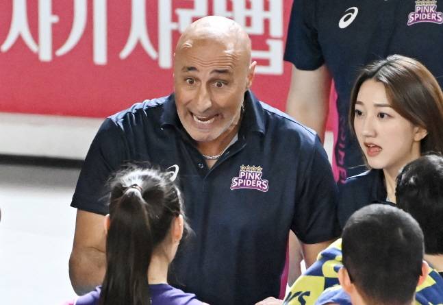 아본단자 흥국생명 감독(왼쪽)이 6일 정관장과 챔프전 4차전 도중 선수들에게 지시를 내리고 있다. /사진=KOVO 제공