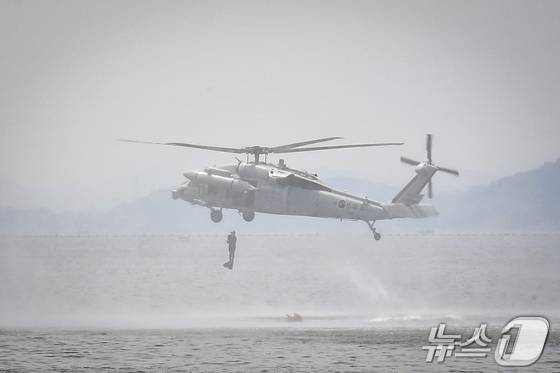 지난해 5월22일 실시된 ’2024년 합동 폭발물처리 세미나 및 훈련'에서 수중 적 부유기뢰를 처리하기 위해 해군 특수전전단(UDT) 폭발물처리 요원이 UH-60 헬기에서 강하하고 있다. (해군 제공) 2024.5.22/뉴스1