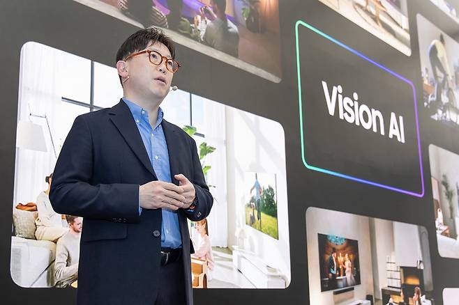 삼성전자 용석우 사장이 7일 서울 서초구 삼성강남에서 열린 'Unbox & Discover 2025' 행사에서 진정한 AI TV 시대를 선언하며 115형 초대형 TV를 소개하고 있다./삼성전자 제공