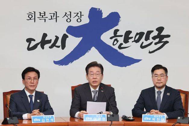 이재명 더불어민주당 대표가 지난 4일 국회에서 헌법재판소의 윤석열 대통령 파면 선고에 대한 긴급 기자회견을 하고 있다. ⓒ뉴시스