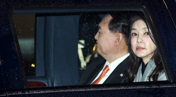 지난 4일 헌법재판소가 윤석열 전 대통령 탄핵 사건에 대해 인용 선고를 했다. 사진은 2023년 12월 12일, 네덜란드 국빈 방문 당시 차량에 탑승한 윤 전 대통령과 김건희 여사. 연합뉴스