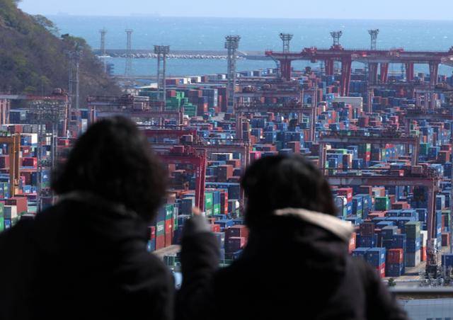 3일 부산항 부두에 컨테이너가 쌓여 있다. 연합뉴스