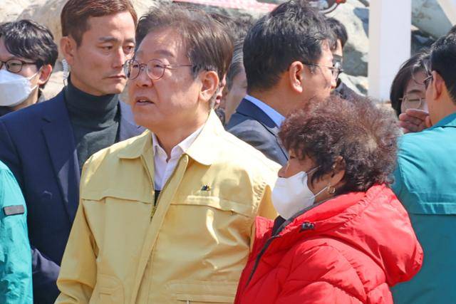 이재명 더불어민주당 대표가 지난달 29일 경북 영덕군 영덕읍 노물리에서 산불 피해를 본 주민의 얘기를 듣고 있다. 연합뉴스