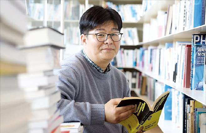 정재승 KAIST 뇌인지과학과 교수의 대전 죽동 자택은 3만 권이 넘는 책을 품고 있다. 그는 “책이 누군가의 인생을 바꿀 수 있다면 그 기회를 더 많은 아이가 가질 수 있도록 해줘야 한다”고 말했다. 이솔 기자