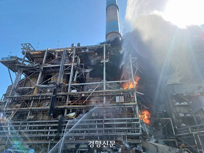7일 오전 전남 여수시의 한 화력발전소에서 불이 나 당국이 진화작업을 하고 있다. 여수소방서 제공