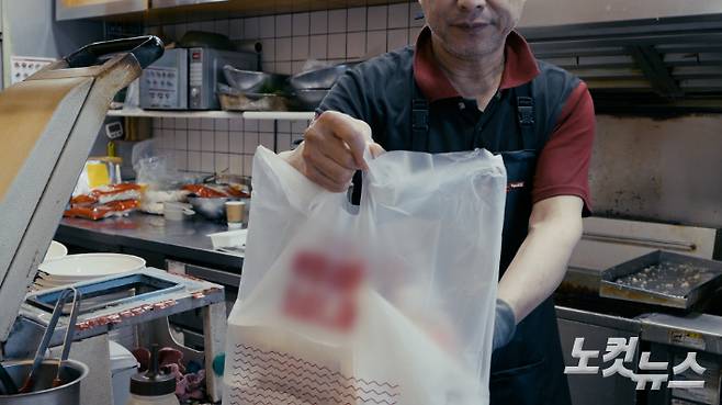배달의민족이 오는 14일부터 포장 주문에 대해서도 6.8%의 수수료를 부과하겠다고 밝혔다. 남성경·박수연 크리에이터