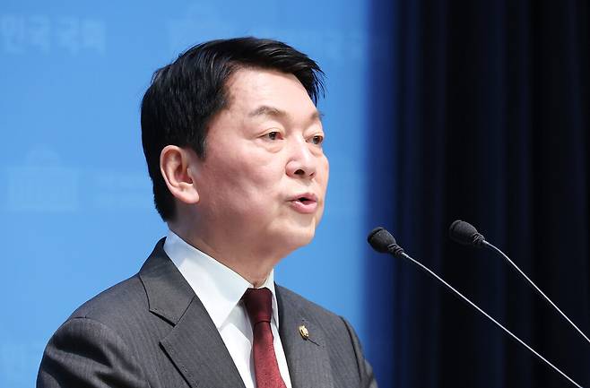 안철수 국민의힘 의원이 3월23일 국회 소통관에서 최상목 대통령 권한대행에 대한 민주당과 야당의 탄핵소추안 발의와 관련한 기자회견을 열고 "대한민국 체제를 파괴하는 이재명 대표는 정계를 은퇴하고 재판에 전념하라"고 말하고 있다. ⓒ연합뉴스