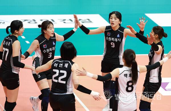 수원시청 선수들 환호.