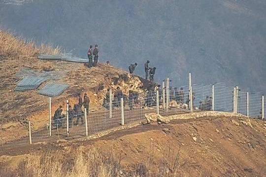 최근 북한군의 동부전선 굴토 및 채석작업 모습. (사진=합동참모본부 제공)