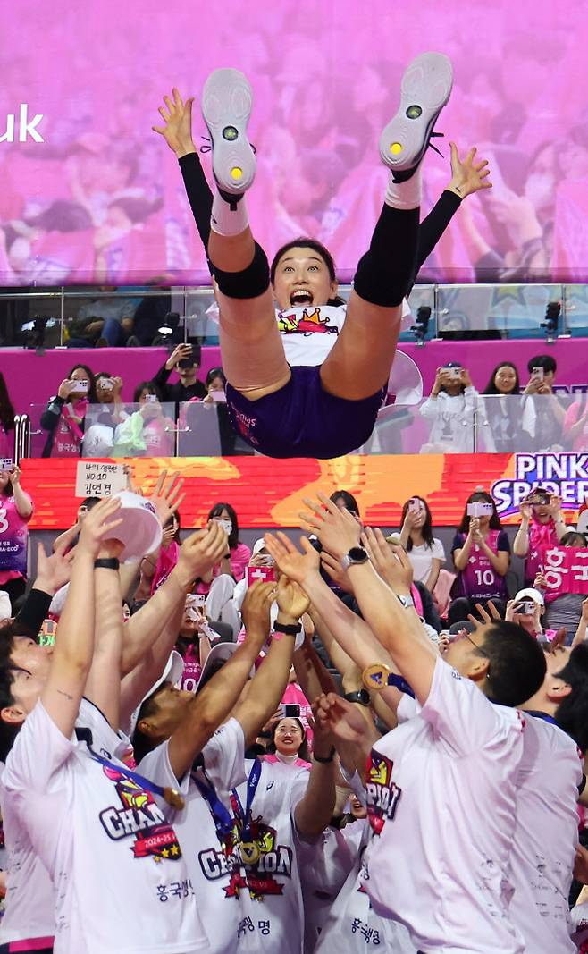8일 인천 삼산월드체육관에서 열린 프로배구 V리그 여자부 챔피언결정전 흥국생명과 정관장의 5차전 경기. 세트스코어 3-2로 승리하며 우승을 차지한 흥국생명 선수들이 김연경을 헹가래 하고 있다. 사진=연합뉴스