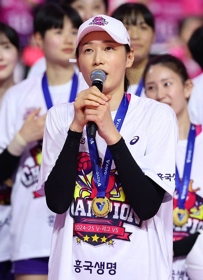 8일 인천 삼산월드체육관에서 열린 프로배구 V리그 여자부 챔피언결정전 흥국생명과 정관장의 5차전 경기. 세트스코어 3-2로 승리하며 우승을 차지한 흥국생명의 김연경이 소감을 밝히고 있다. 사진=연합뉴스
