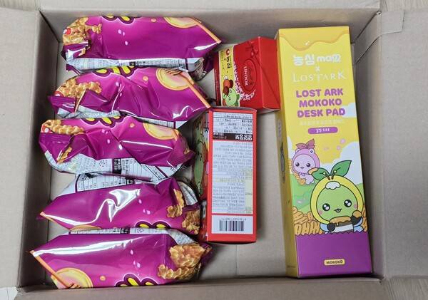 - 꿀꽈배기 5개, 닭다리, 린도볼 초콜릿, 장패드, 스티커 구성이다